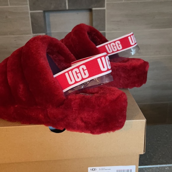 ♥️UGGs - Red Cute! FLUFF Slides - Comfy & Cozy - Picture 5 of 13